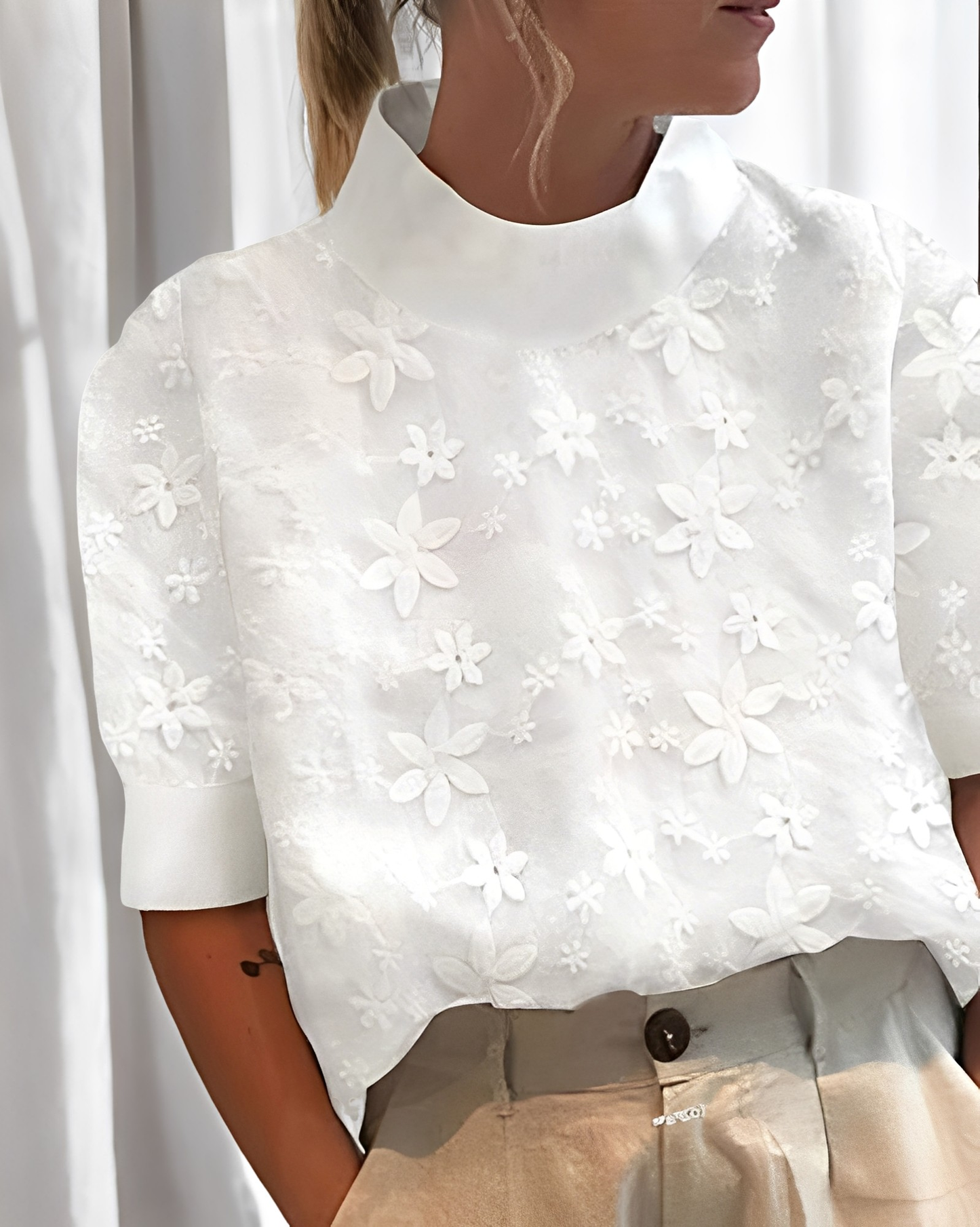Julia - Modische Bluse mit Stickerei und hohem Kragen für Damen