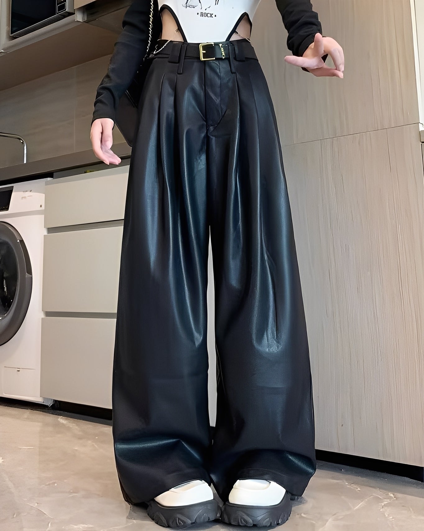 Lora - Damenhose mit hohem Bund aus Kunstleder