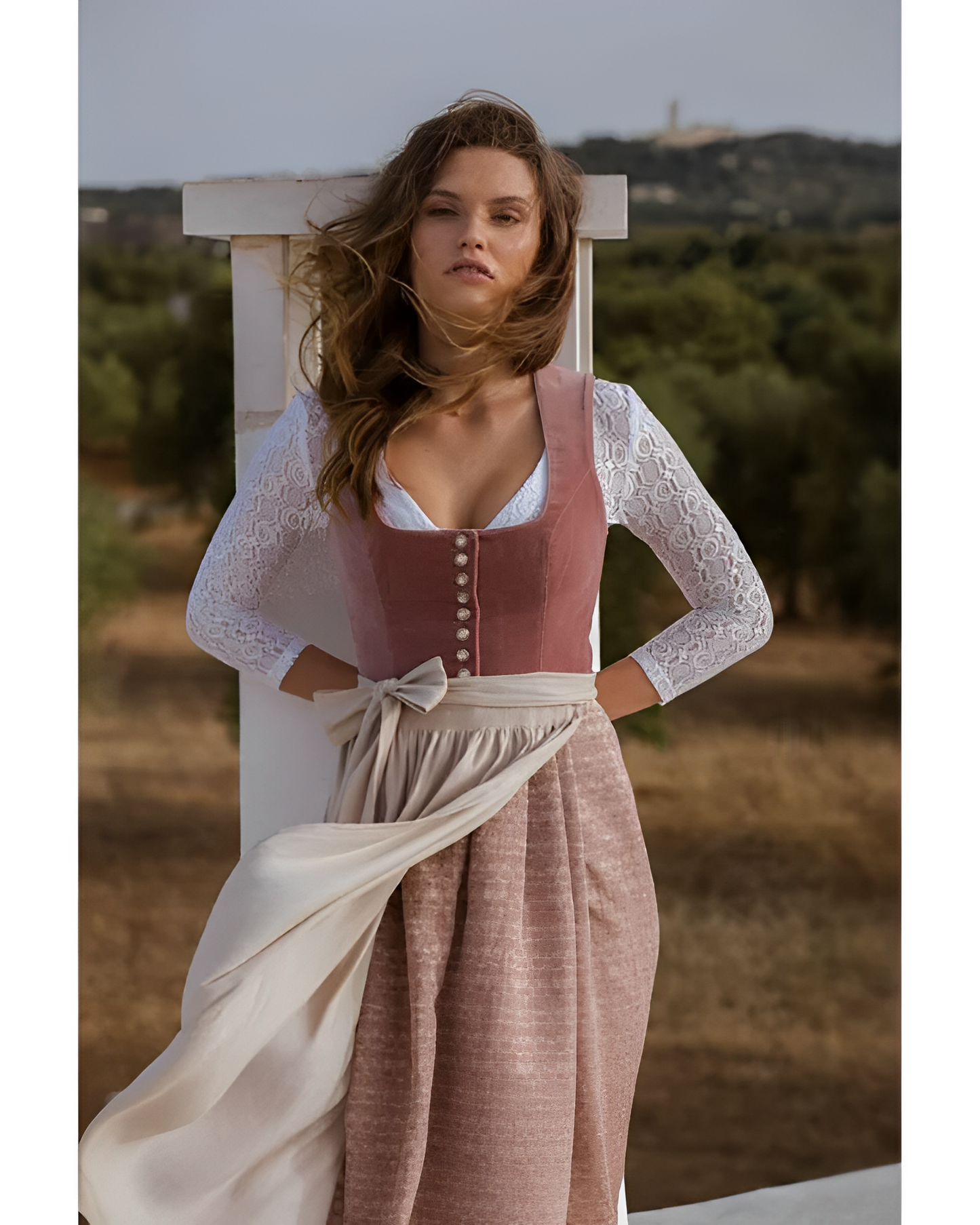 Greta – Mittelgroßes Dirndl mit quadratischem Ausschnitt