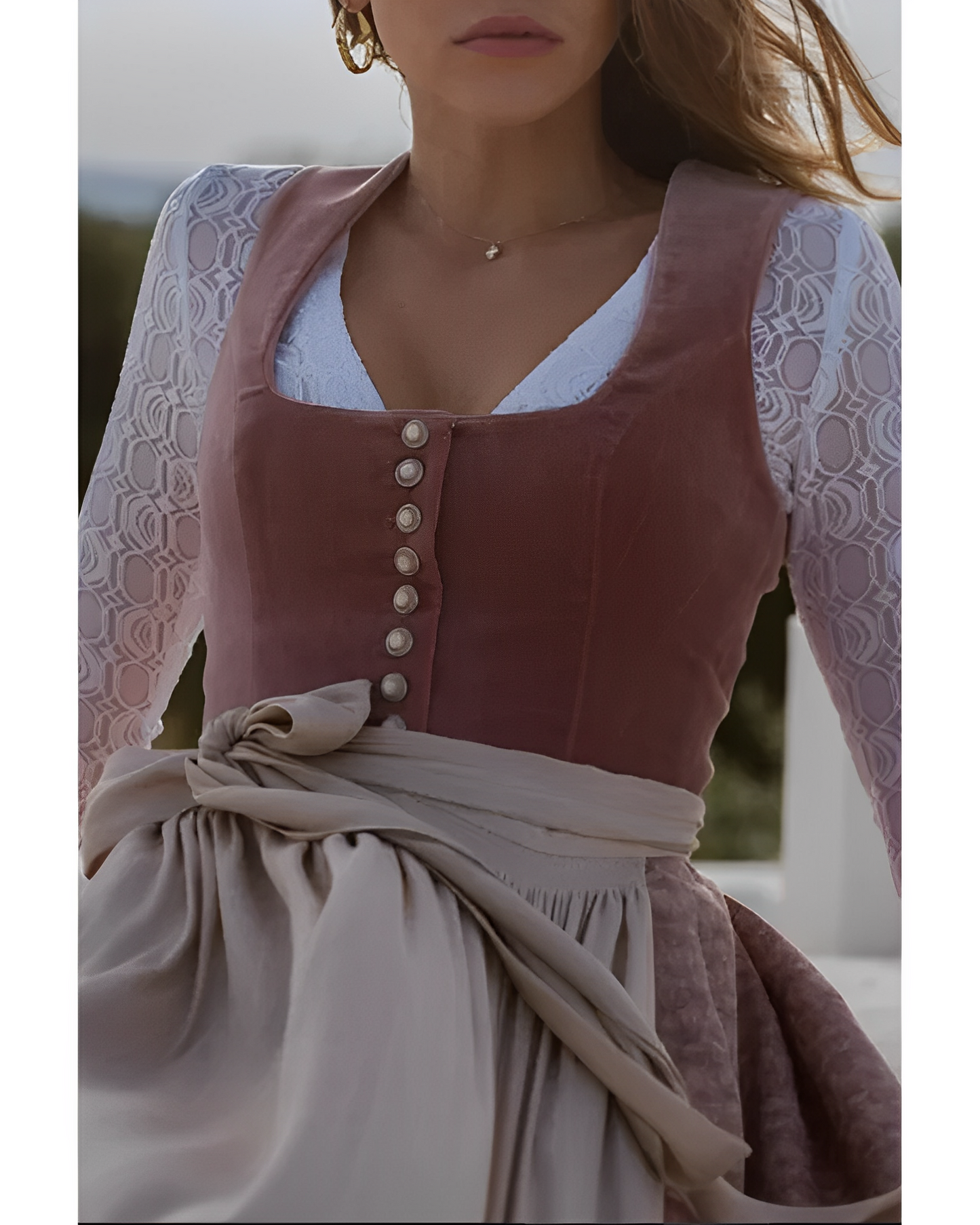 Greta – Mittelgroßes Dirndl mit quadratischem Ausschnitt