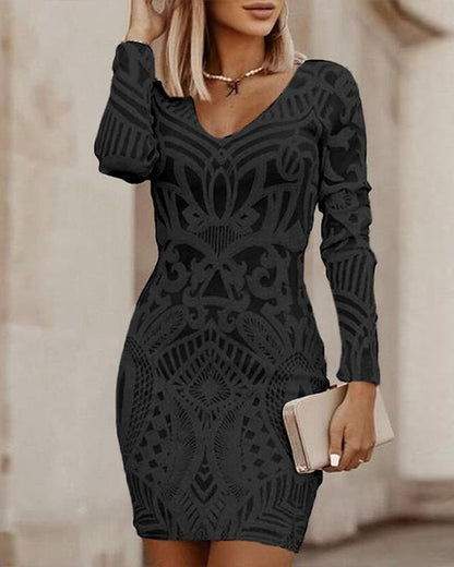 Adeline – Eng anliegendes kurzes Kleid mit V-Ausschnitt