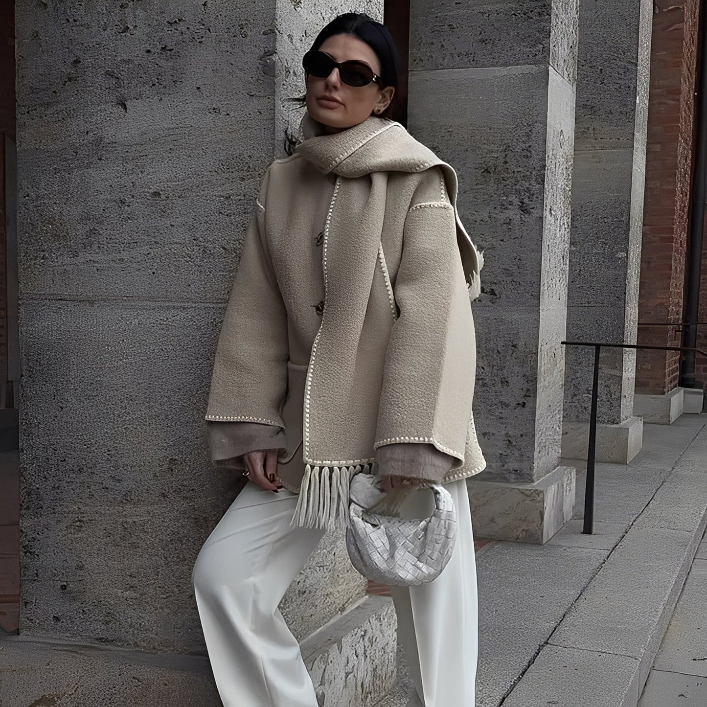 Amilia - Elegante, locker geschnittene Damen-Wolljacke mit Schal